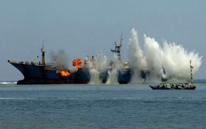 Indonesia đánh chìm tàu cá nước ngoài. Ảnh: EPA