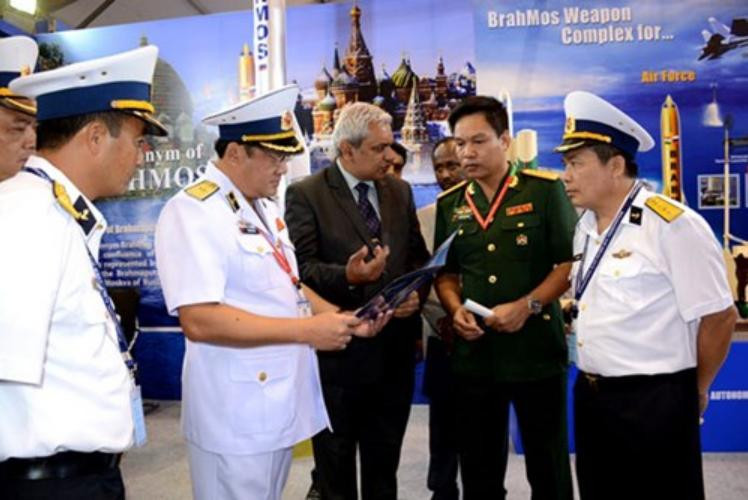 Chuẩn Đô đốc Phạm Hoài Nam, Tư lệnh Hải quân Việt Nam tham dự Lễ khai mạc Triển lãm Hàng hải tại Visakhapatnam, Ấn Độ ngày 4/2/2016. Ông đã tham quan gian trưng bày của nhà máy sản xuất tên lửa BrahMos Ấn Độ. Ảnh: qdnd.vn
