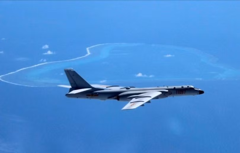 Máy bay ném bom H-6K xâm nhập vùng trời bãi cạn Scarborough. Ảnh: Đa Chiều