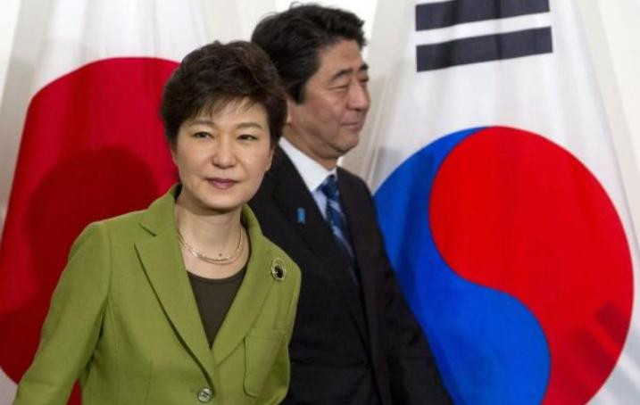 Tổng thống Hàn Quốc Park Geun-hye và Thủ tướng Shinzo Abe. Ảnh: Eastday.