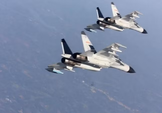 Từ ngày 19 - 21/7/2016, một sư đoàn không quân Hạm đội Nam Hải, Hải quân Trung Quốc tiến hành tập trận bắn đạn thật trên Biển Đông. Ảnh: CCTV Trung Quốc.