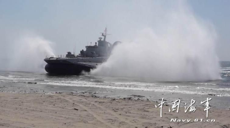 Hạm đội Nam Hải, Hải quân Trung Quốc tổ chức cho tàu đổ bộ đệm khí Zubr tiến hành diễn tập đổ bộ tập kích cự ly xa trên Biển Đông. Ảnh: navy.81.cn/Chinanews.