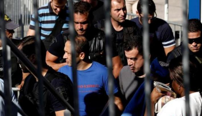 Ngày 27/7/2016, 8 quân nhân Thổ Nhĩ Kỳ bị bắt giữ khi đang chạy trốn ở Hy Lạp sau cuộc đảo chính ở Thổ Nhĩ Kỳ vừa qua. Ảnh: Chinanews