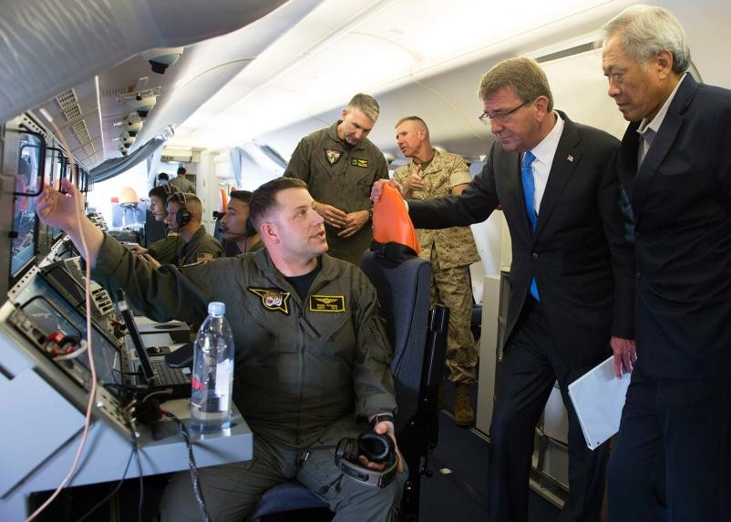 Ngày 3/6/2016, Bộ trưởng Quốc phòng Mỹ Ashton B. Carter và Bộ trưởng Quốc phòng Singapore Ng Eng Hen thị sát eo biển Malacca bằng máy bay tuần tra săn ngầm P-8 Poseidon. Ảnh: Stripes