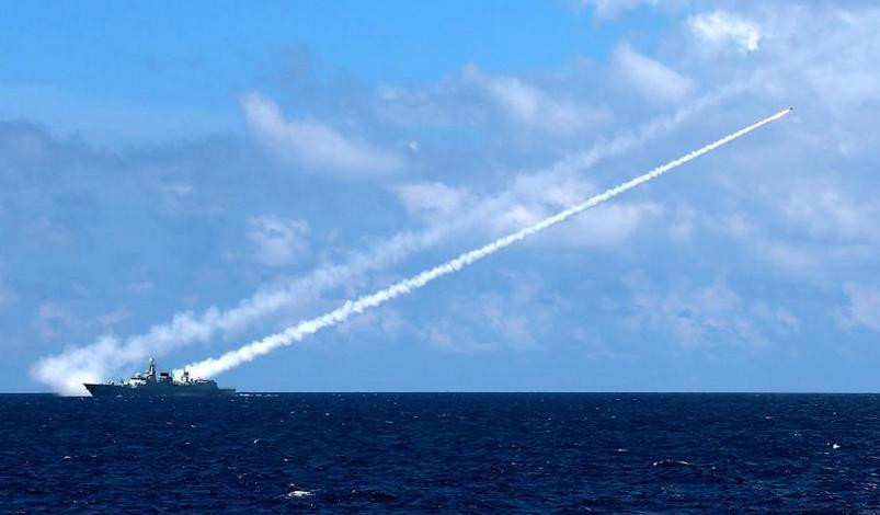 Tàu khu trục Quảng Châu, Hạm đội Nam Hải, Hải quân Trung Quốc tiến hành bắn tên lửa hạm đối không trong cuộc tập trận bất hợp pháp ở vùng biển quần đảo Hoàng Sa từ ngày 5 - 11/7/2016. Ảnh Chinanews