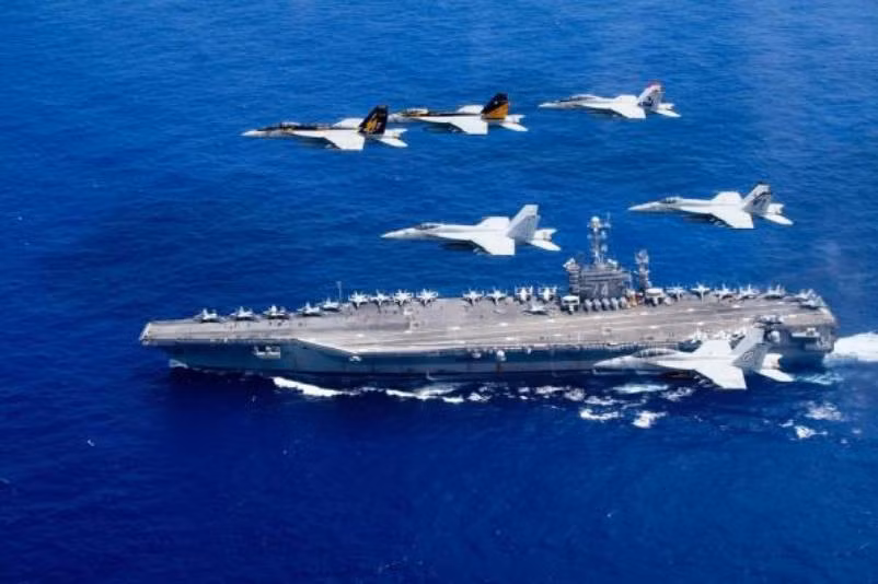 Hạm đội 2 tàu sân bay động cơ hạt nhân USS John C. Stennis và USS Ronald Reagan Hải quân Mỹ trên Biển Đông ngày 18/6/2016. Ảnh: Thời báo Hoàn Cầu, Trung Quốc.
