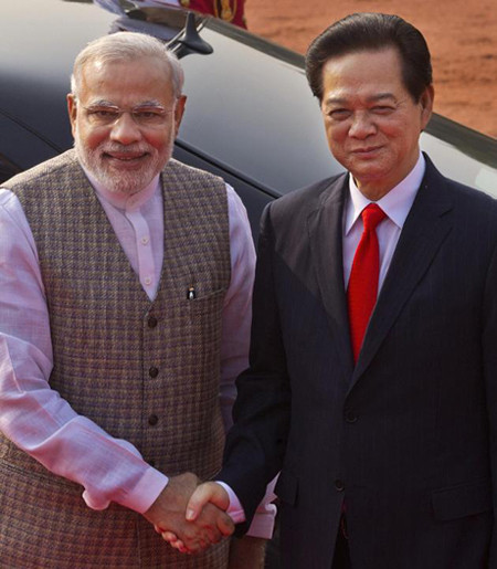 Nguyên Thủ tướng Nguyễn Tấn Dũng thăm Ấn Độ vào tháng 10/2014 (ảnh tư liệu)
