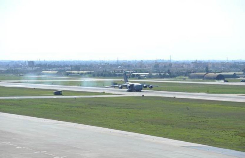 Một chiếc máy bay vận tải C-17 Quân đội Mỹ hạ cánh ở căn cứ không quân Incirlik, Thổ Nhĩ Kỳ. Ảnh: Chinatimes Đài Loan.