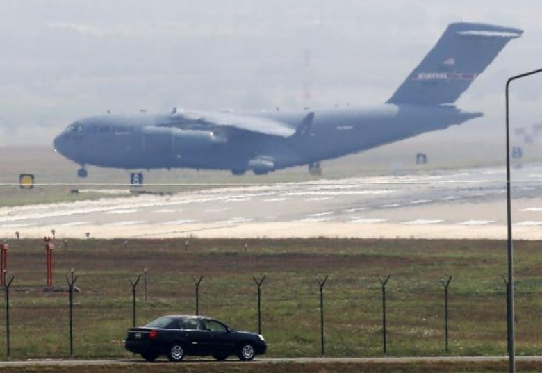 Một chiếc máy bay vận tải Quân đội Mỹ hạ cánh ở căn cứ không quân Incirlik của Thổ Nhĩ Kỳ. Ảnh: Tin tức Tham khảo, Trung Quốc.