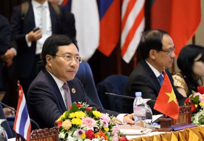 Phó Thủ tướng kiêm Bộ trưởng Ngoại giao Phạm Bình Minh tham dự Hội nghị Bộ trưởng Ngoại giao ASEAN lần thứ 49 (AMM-49). Ảnh: TTXVN.