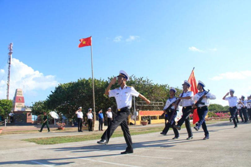 Lễ chào cờ trên đảo Trường Sa. Ảnh: báo Tiền phong.