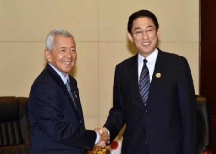 Bộ trưởng Ngoại giao Philippines Perfecto Yasay và Ngoại trưởng Nhật Bản Fumio Kishida.