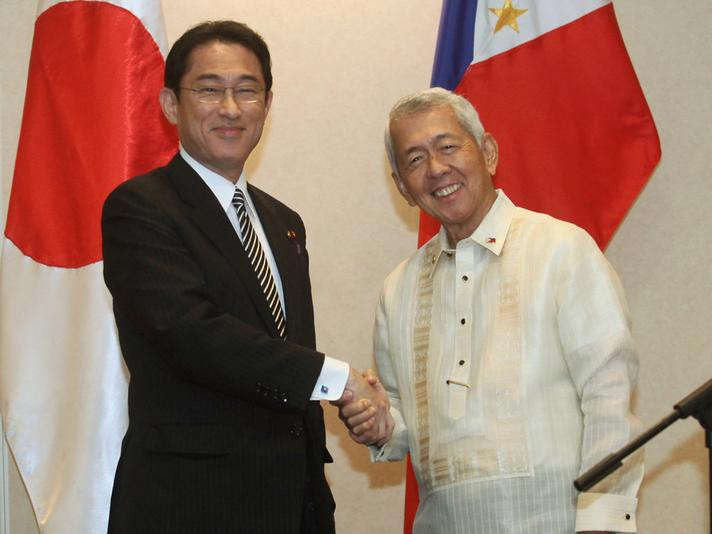 Ngày 11/8/2016, tại thành phố miền nam Davao, Philippines, Ngoại trưởng Nhật Bản hội đàm với người đồng cấp Philippines Perfecto Yasay.