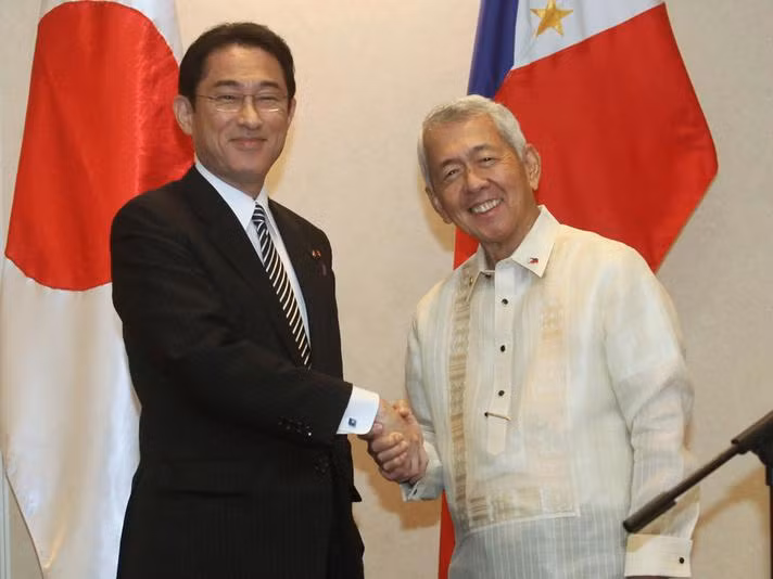 Ngày 11/8/2016, tại thành phố miền nam Davao, Philippines, Ngoại trưởng Nhật Bản hội đàm với người đồng cấp Philippines Perfecto Yasay.