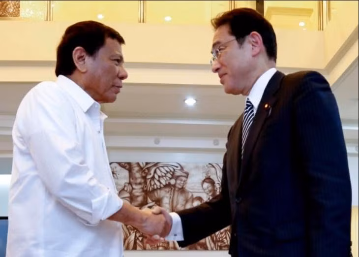 Ngày 11/8/2016, Ngoại trưởng Nhật Bản Fumio Kishida hội kiến với Tổng thống Philippines Rodrigo Duterte, Ảnh: hk.on.cc