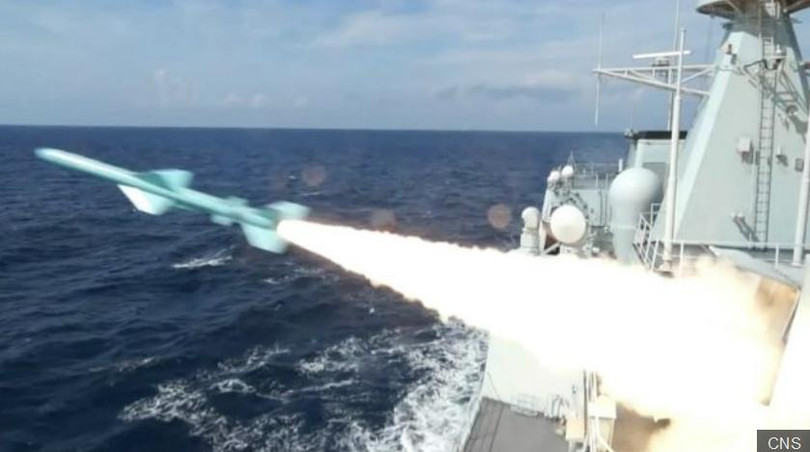 Từ ngày 5 đến ngày 11/7/2016, Hải quân Trung Quốc tập kết 3 hạm đội, tổ chức tập trận thực binh bắn đạn thật quy mô lớn và bất hợp pháp ở vùng biển phía đông đảo Hải Nam đến vùng biển quần đảo Hoàng Sa (Việt Nam). Ảnh: BBC Anh.