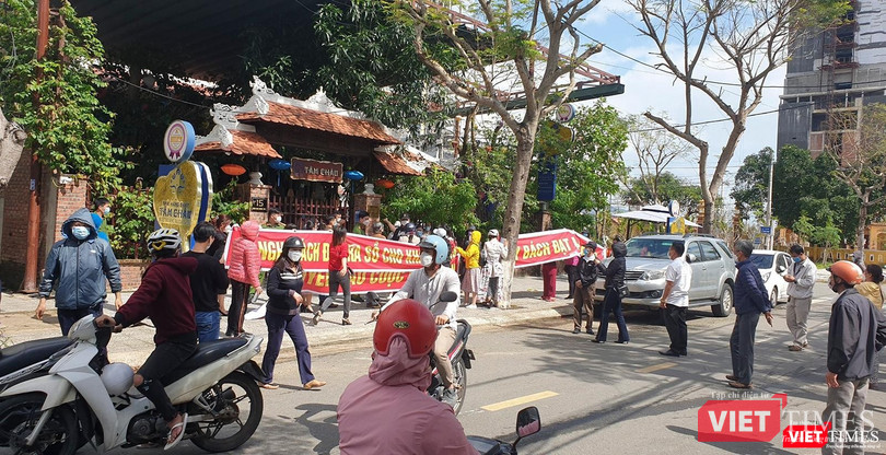 Khách hàng căng băng rôn yêu cầu Bách Đạt An hoàn thành nghĩa vụ tài chính để cơ quan chức năng Quảng Nam ra sổ, giao đất cho người mua