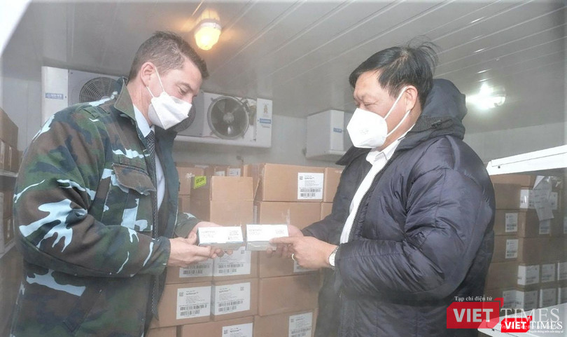 Phó Đại sứ Mark Tattersall và Thứ trưởng Bộ Y tế Đỗ Xuân Tuyên kiểm tra các liều vaccine do Australia chuyển giao cho chương trình tiêm chủng ngừa COVID-19 cho trẻ em. Phó Đại sứ Mark Tattersall và Thứ trưởng Bộ Y tế Đỗ Xuân Tuyên kiểm tra các liều vaccine do Australia chuyển giao cho chương trình tiêm chủng ngừa COVID-19 cho trẻ em.