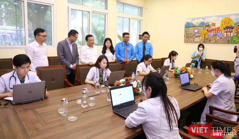 Các bác sĩ khám chuẩn bị sẵn sàng để tư vấn trực tuyến cho bệnh nhân Các bác sĩ khám chuẩn bị sẵn sàng để tư vấn trực tuyến cho bệnh nhân