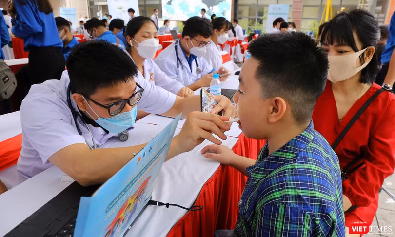 Các thầy thuốc trẻ khám cho trẻ em trong khuôn khổ lễ ra quân Hành trình Thầy thuốc trẻ làm theo lời Bác, tình nguyện vì sức khỏe cộng đồng năm 2022 diễn ra sáng ngày 14/5, tại TP Huế