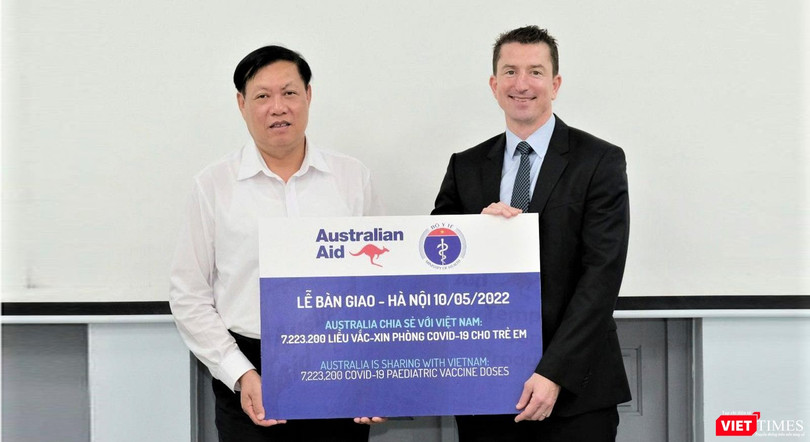 Thứ trưởng Bộ Y tế Đỗ Xuân Tuyên và Phó Đại sứ Mark Tattersall chính thức xác nhận 7.223.200 liều vaccine do Australia hỗ trợ Việt Nam cho chương trình tiêm chủng ngừa COVID-19 cho trẻ em.