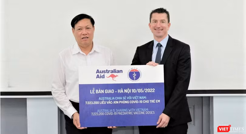Thứ trưởng Bộ Y tế Đỗ Xuân Tuyên và Phó Đại sứ Mark Tattersall chính thức xác nhận 7.223.200 liều vaccine do Australia hỗ trợ Việt Nam cho chương trình tiêm chủng ngừa COVID-19 cho trẻ em.
