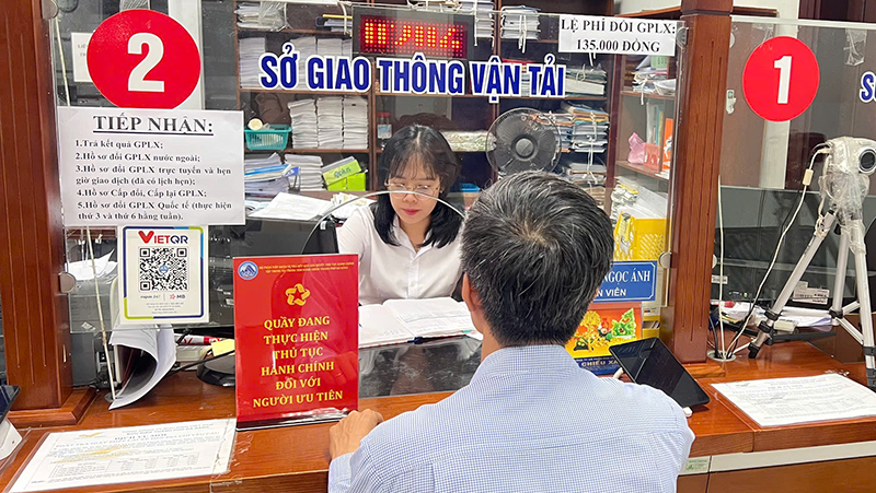 Khu vực giải quyết thủ tục hành chính dành cho đối tượng ưu tiên (ảnh Mỹ Xuyên)