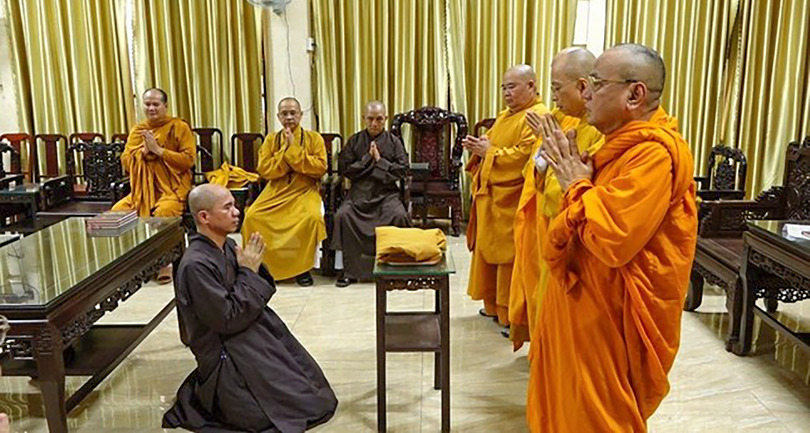 Đương sự Thích Nhuận Nghi nhận lỗi và sám hối trước Ban Thường trực Ban Trị sự GHPGVN tỉnh Đồng Nai (Ảnh: Ban TTTT GHPGVN tỉnh Đồng Nai)