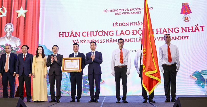 Bộ trưởng Bộ TT&TT Nguyễn Mạnh Hùng trao tặng Huân chương Lao động Hạng Nhất cho báo VietNamNet.