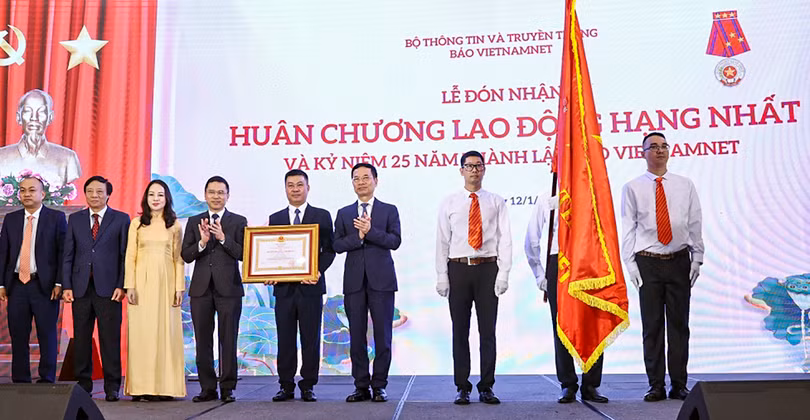 Bộ trưởng Bộ TT&TT Nguyễn Mạnh Hùng trao tặng Huân chương Lao động Hạng Nhất cho báo VietNamNet.