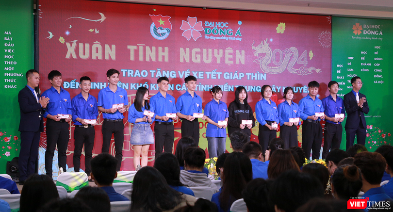 ĐH Đông Á tặng 300 vé xe và 2 chuyến xe Tết cho sinh viên khó khăn