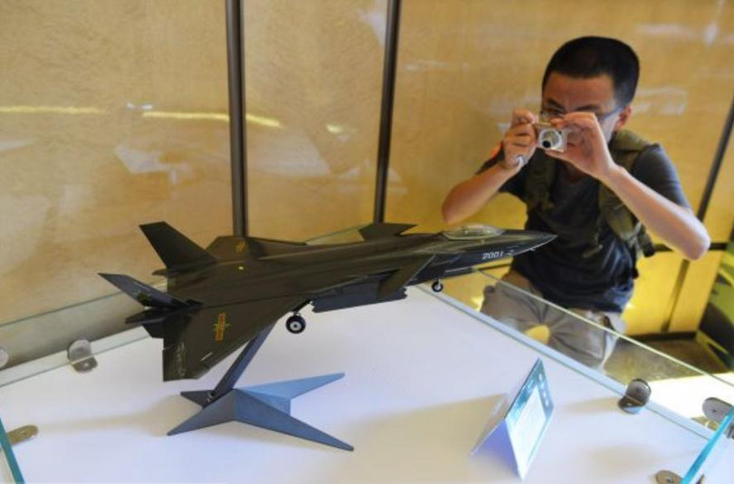 Mô hình máy bay chiến đấu J-20 tại một triển lãm quốc phòng ở Thượng Hải ngày 23/8/2014. Ảnh: Tin tức Tham khảo, Trung Quốc.