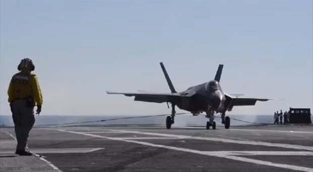 Máy bay chiến đấu tấn công liên hợp tàng hình F-35C hạ cánh trên tàu sân bay động cơ hạt nhân USS Nimitz (ảnh tư liệu)
