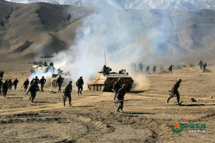 Phân đội bộ binh Quân đội Trung Quốc thực hành đánh chiếm điểm cao. Ảnh: Cankao