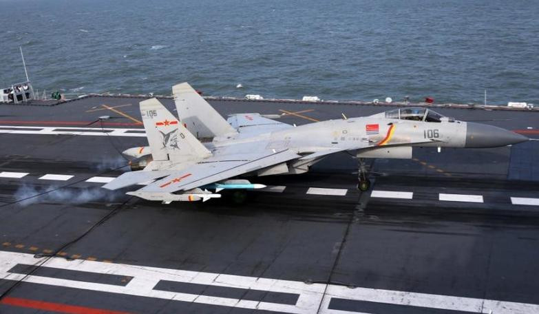 Máy bay chiến đấu J-15 trên tàu sân bay Liêu Ninh Trung Quốc. Ảnh: Cankao