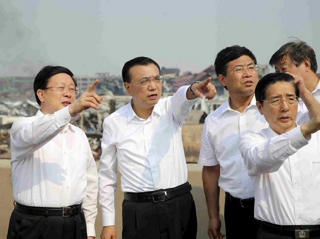 Ông Hoàng Hưng Quốc (người đứng thứ nhất) và Thủ tướng Trung Quốc Lý Khắc Cường tại hiện trường sự cố nổ kho chứa hóa học ở Thiên Tân năm 2015. Ảnh: Reuters/Đa Chiều.