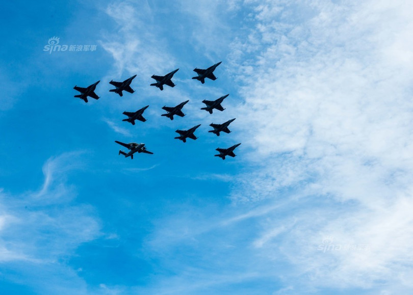 Liên đội máy bay trên tàu sân bay USS John C. Stennis phô diễn sức mạnh trên Biển Đông ngày 17/5/2016. Ảnh: Sina