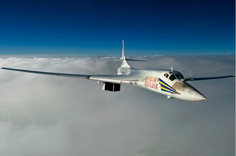 Máy bay ném bom chiến lược siêu âm Tu-160 Nga