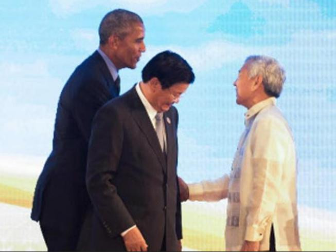 Ngày 8/9/2016, tại Lào, Tổng thống Mỹ Barack Obama bắt tay Bộ trưởng Ngoại giao Philippines Perfecto Yasay. Ảnh: Indiatimes