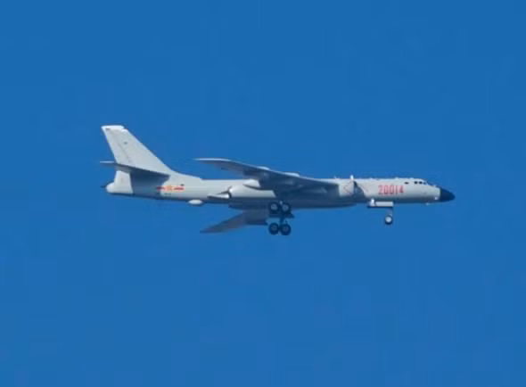 Máy bay ném bom H-6K Trung Quốc. Ảnh: Báo Nhân Dân, Trung Quốc.