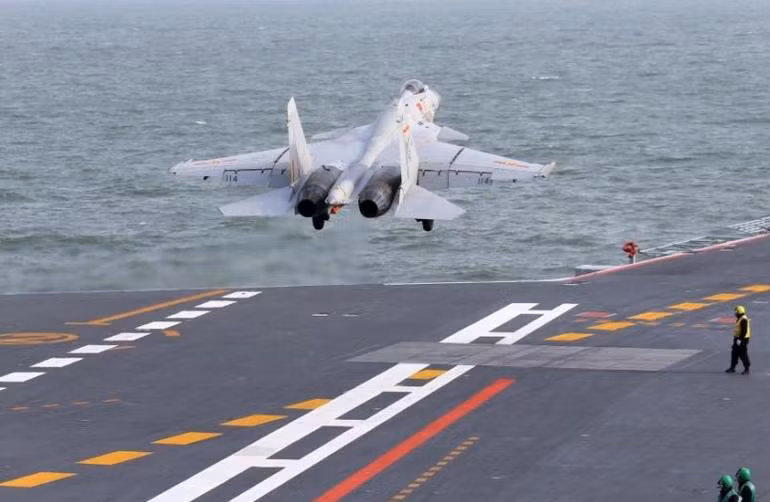 Trung Quốc tiến hành huấn luyện phi công máy bay chiến đấu J-15 trên tàu sân bay Liêu Ninh. Ảnh: Tin tức Tham khảo, Trung Quốc.