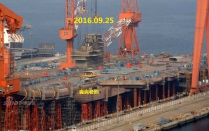 Hình ảnh về tiến triển chế tạo tàu sân bay nội đầu tiên của Trung Quốc do cộng đồng mạng cung cấp. Ảnh: Cankao