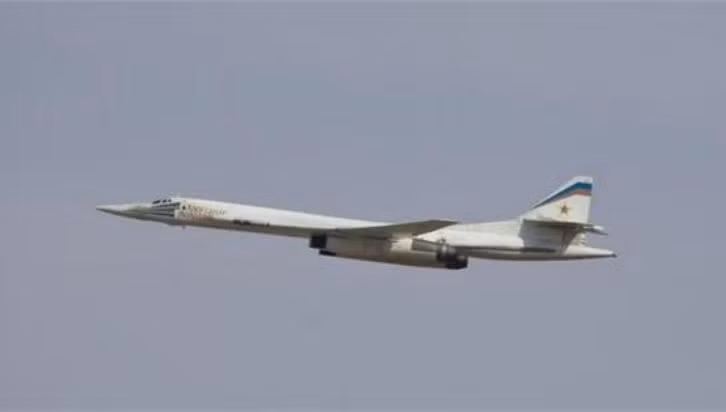 Máy bay ném bom chiến lược siêu âm Tu-160 Nga