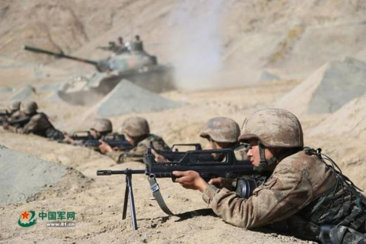 Trong một cuộc diễn tập, binh sĩ Trung Quốc sau khi chiếm được địa hình có lợi, nhanh chóng ẩn nấp và bắn. Ảnh: Cankao