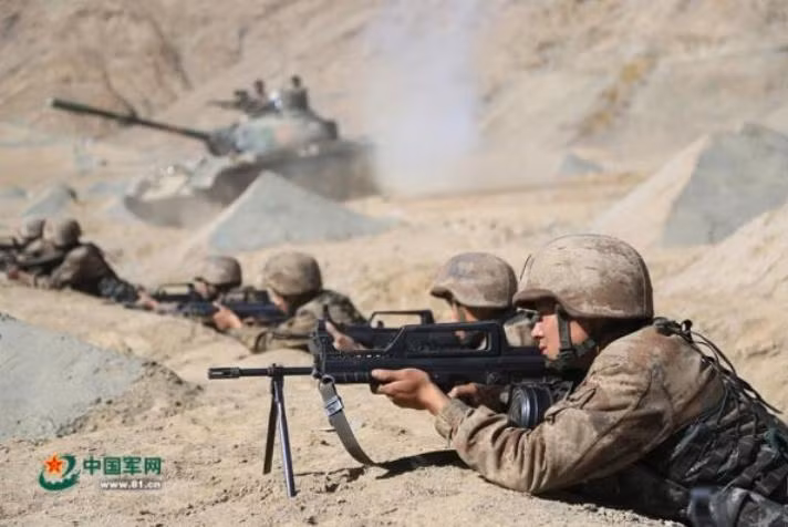 Trong một cuộc diễn tập, binh sĩ Trung Quốc sau khi chiếm được địa hình có lợi, nhanh chóng ẩn nấp và bắn. Ảnh: Cankao