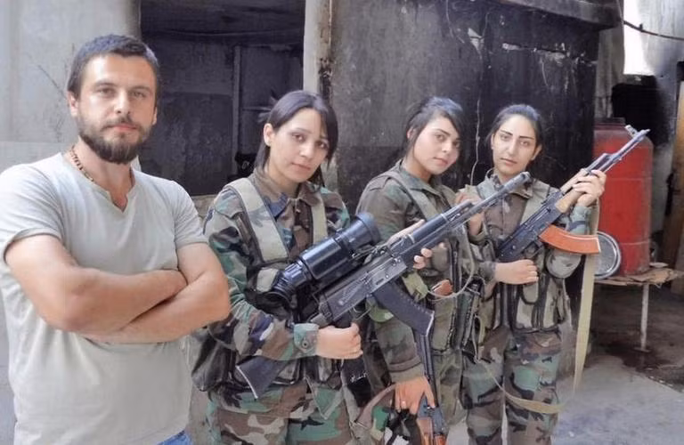 Các nữ binh sĩ Quân đội Syria sử dụng súng trường tự động AK-74M có gắn thiết bị nhìn đêm. Ảnh: Cankao