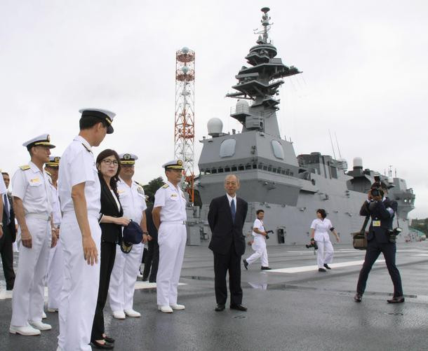 Bộ trưởng Quốc phòng Nhật Bản Tomomi Inada thị sát tàu sân bay trực thăng Izumo ở Yokosuka, tỉnh Kanagawa, Nhật Bản. Ảnh: Japantimes