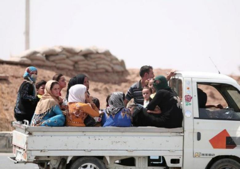 Người dân Syria lên xe chạy nạn khi máy bay chiến đấu quân Chính phủ Syria tấn công lực lượng người Kurd ở thành phố Al Hasakah. Ảnh: Tin tức Tham khảo, Trung Quốc.