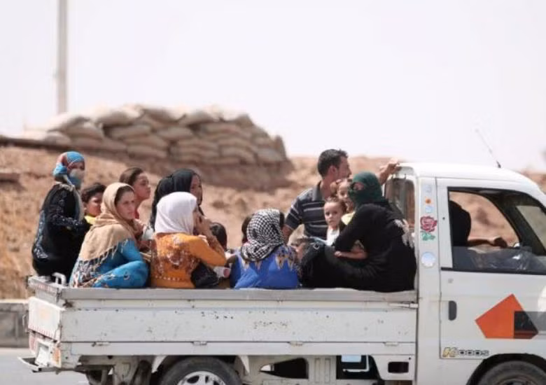 Người dân Syria lên xe chạy nạn khi máy bay chiến đấu quân Chính phủ Syria tấn công lực lượng người Kurd ở thành phố Al Hasakah. Ảnh: Tin tức Tham khảo, Trung Quốc.