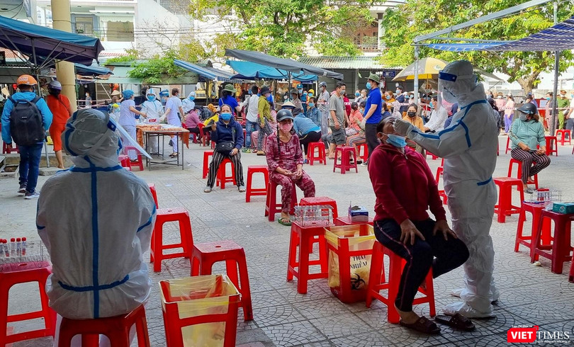 Lực lượng y tế Đà Nẵng lấy mẫu xét nghiệm COVID-19 trong cộng đồng